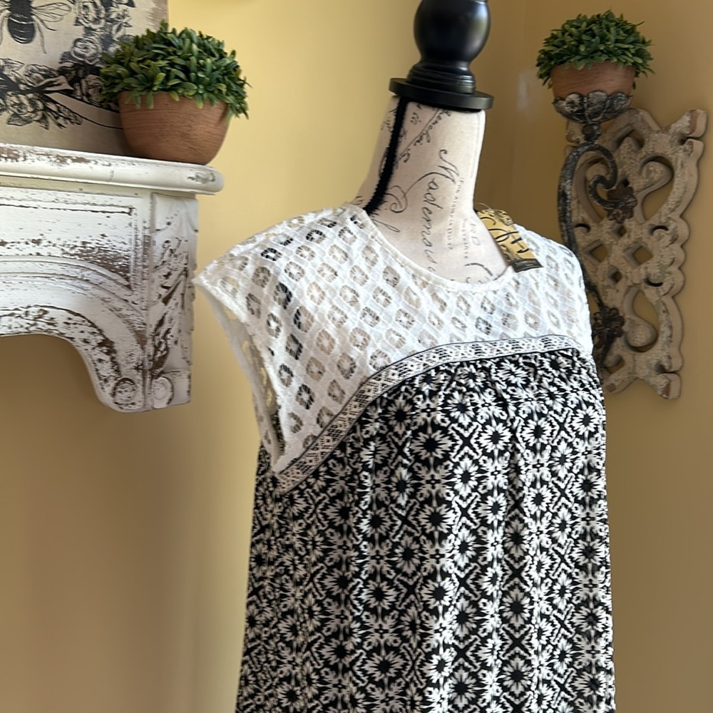 NWT! Romantic Lace creamy White & Black Sleeveless Blouse Women Medium